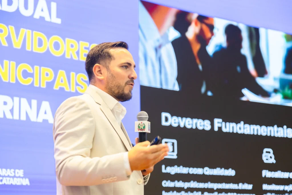 Wilian Tonezi participa da UVESC explicando a verdadeira função do vereador: legislar, fiscalizar e representar com responsabilidade.